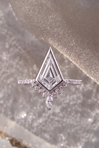Kite Lab Diamond Engagement Ring, Bezel Avaline Setting