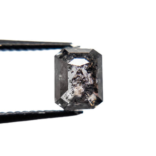 Salt and pepper diamond