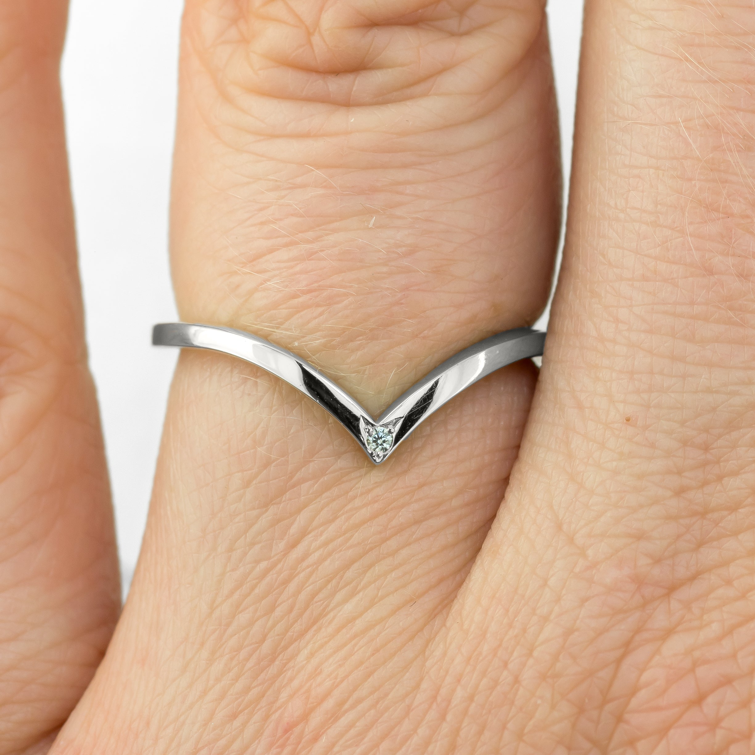 Round Ellegent V Shaped Designer Diamond Ring at Rs 28000 in Mumbai | ID:  27402606962
